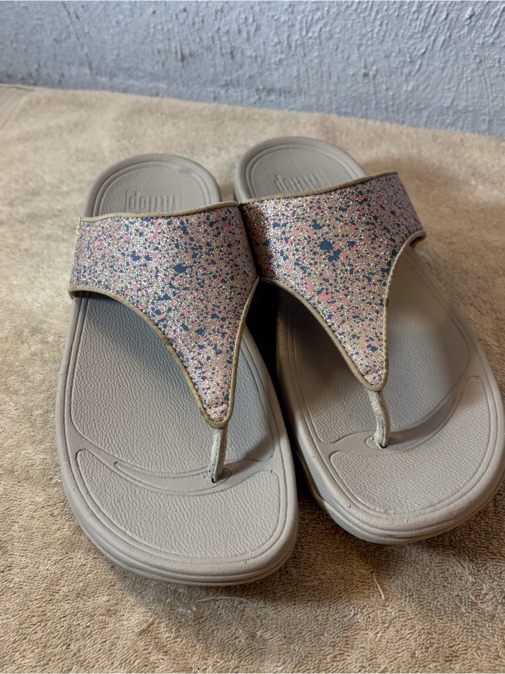 FitFlop Womenโs Glitter Thong Sandals in Grey and Multicolor Speckle Size 8